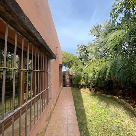 House Near Conil With A Tropical Garden And Pool Vakantiehuis *