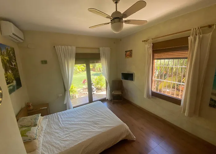 Будинок відпочинку House Near Conil With A Tropical Garden And Pool